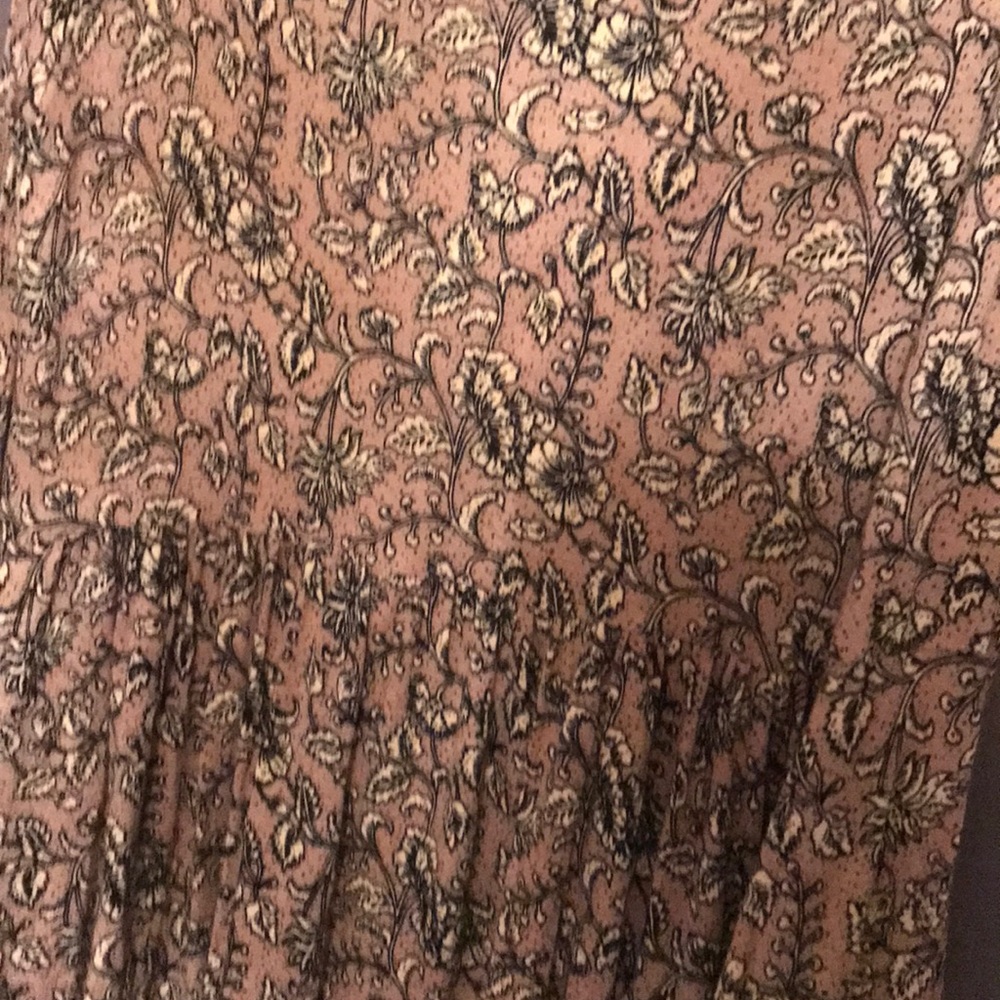 AE Gorgeous floral cold shoulder top size M - Picture 2 of 4